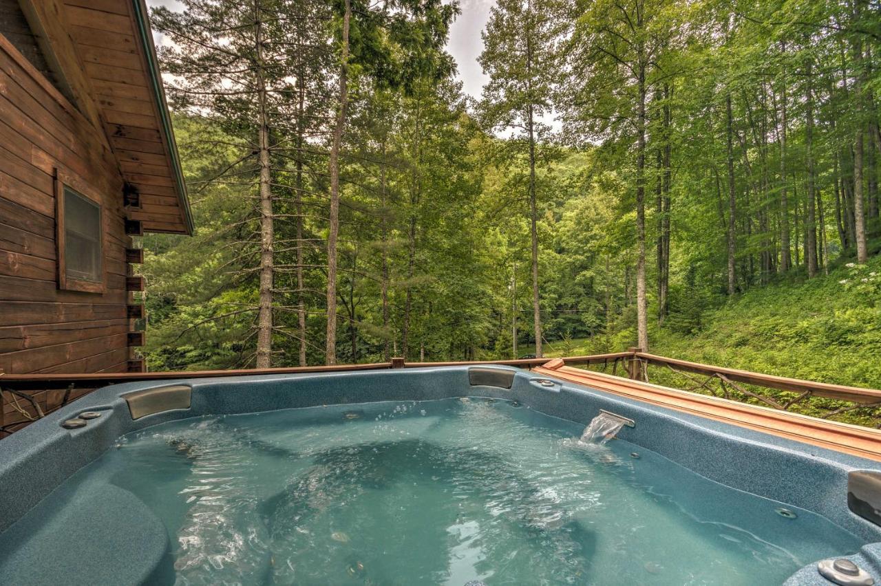 Bryson City Cabin With Wraparound Deck And Hot Tub Ngoại thất bức ảnh